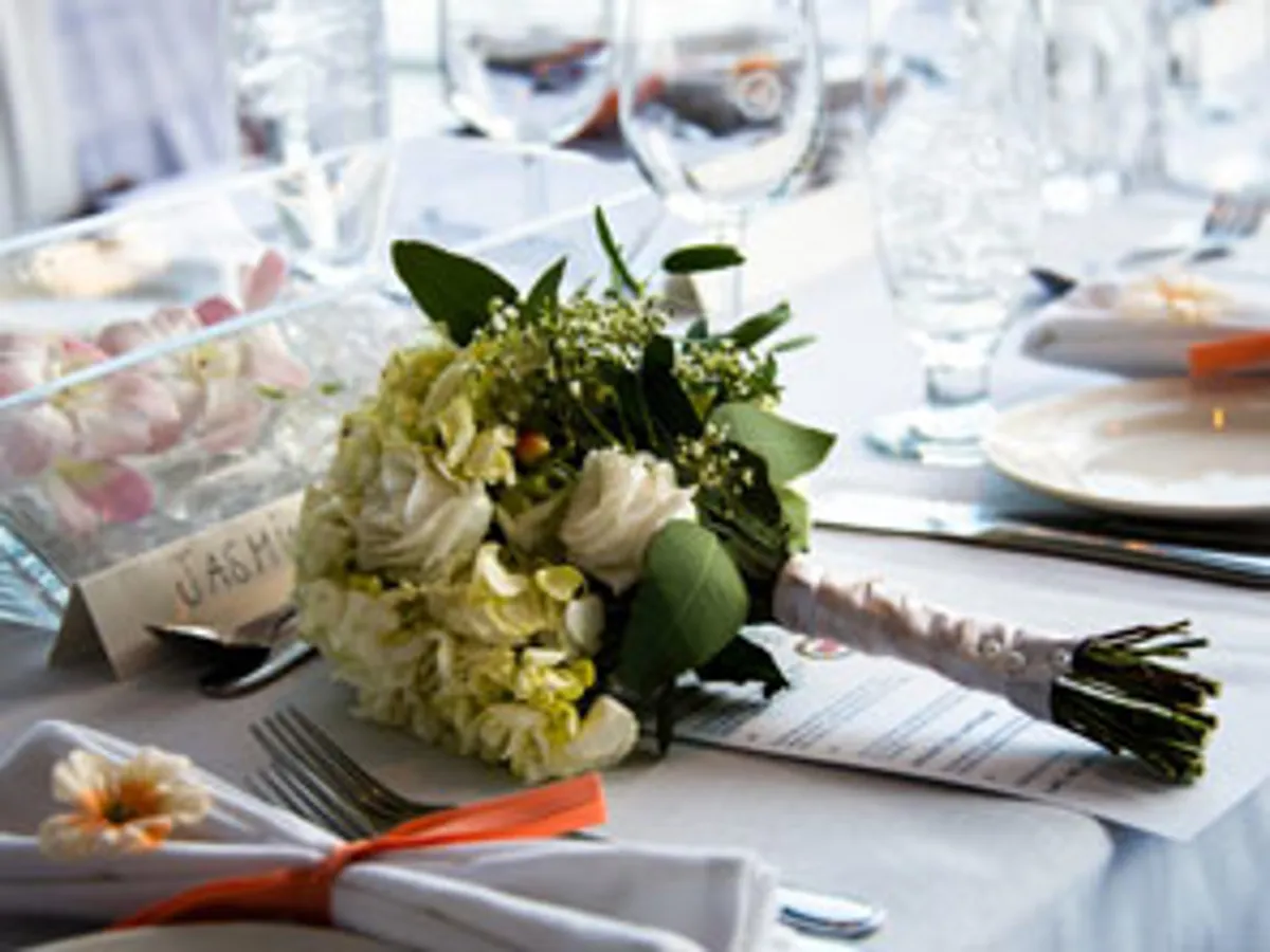 Cérémonie de mariage sur le pont supérieur d'un bateau AML avec vue sur le fleuve