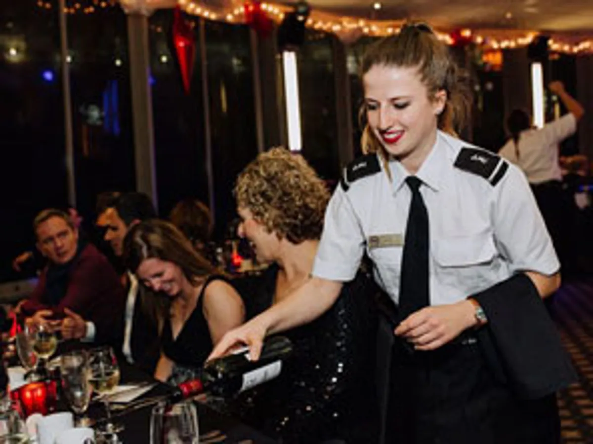 Table gastronomique dressée pour un événement de groupe à bord