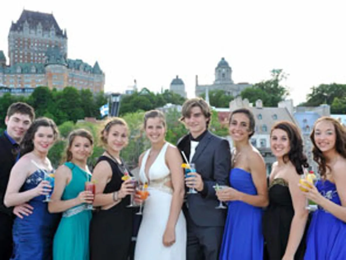 Groupe admirant le coucher de soleil sur le fleuve Saint-Laurent depuis le pont