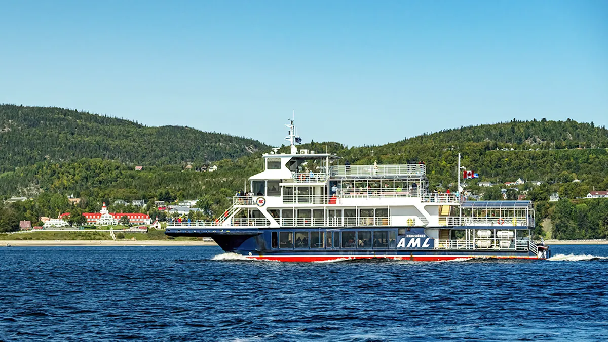 Pont Jacques-Cartier illuminé vu depuis le AML Cavalier Maxim de nuit