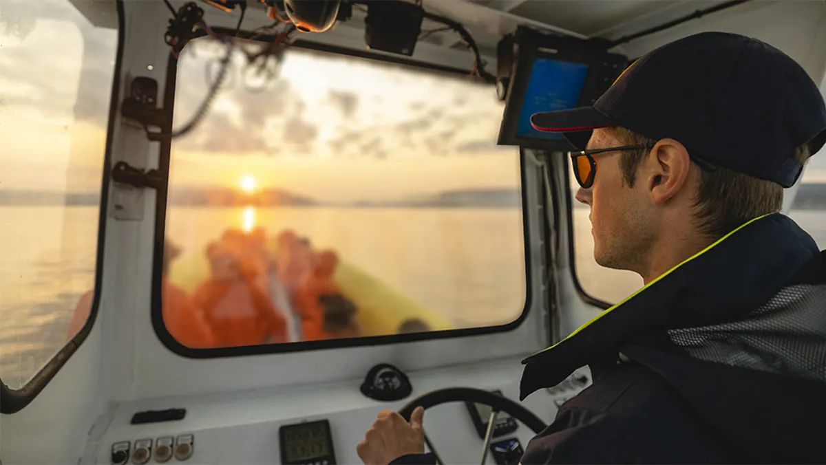 Reflet des montagnes dans les eaux calmes du fjord du Saguenay